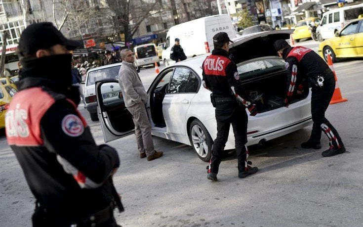 Εκατοντάδες συλλήψεις στην Τουρκία για μεταφορά χρημάτων στο εξωτερικό